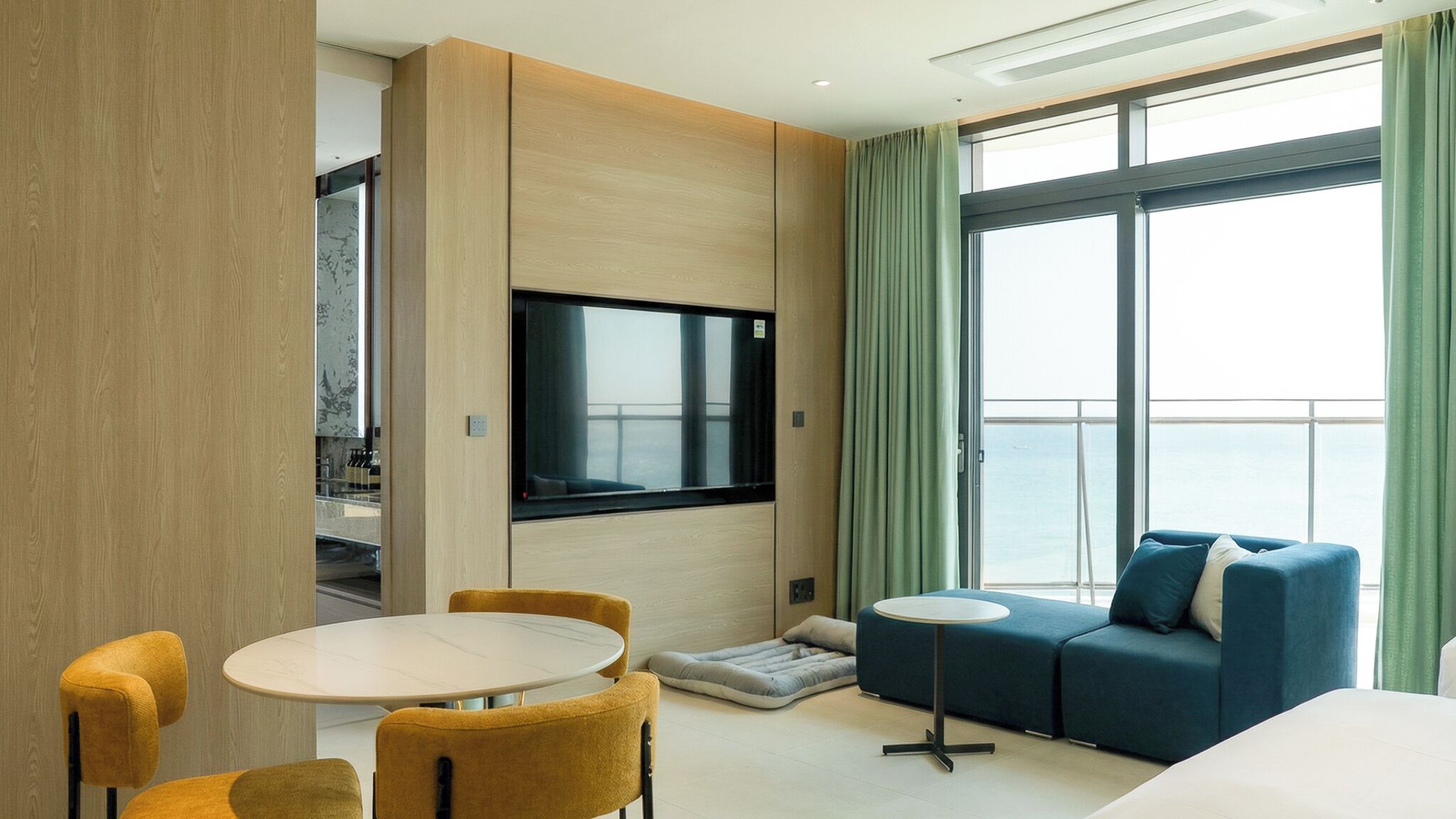 Luxury Studio, Balcony, Ocean View | Living area