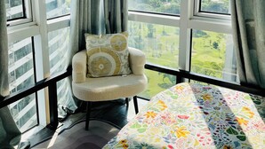 Ein Eckschlafzimmer mit Blick auf eine Stadtlandschaft und Grünflächen.