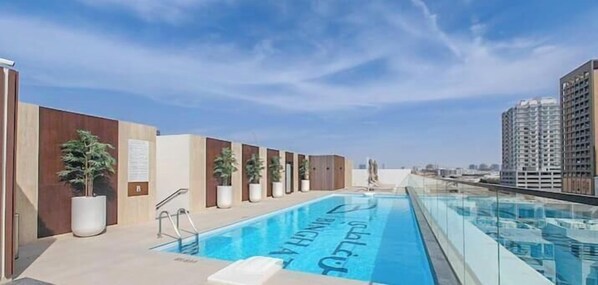 Ein Pool auf dem Dach mit freiem Blick auf die Stadtlandschaft.