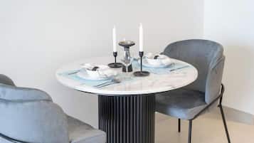 Estudi de luxe, balcó, vistes a la ciutat | Zona de menjador de l'habitació