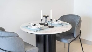 Estúdio superluxo, sacada, vista para a cidade | Opções para refeição no quarto