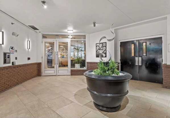 Interior - Luxury 1-bedroom Condo in Prime Downtown Raleigh (Raleigh)