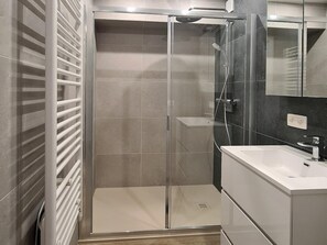 Apartment | Bathroom - Apartment by North Sea With Ocean Views (Blankenberge)
