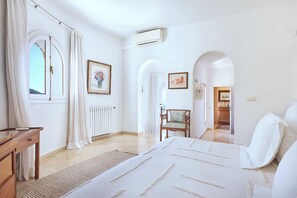 5 bedrooms, iron/ironing board, WiFi, bed sheets - Mediterranean Finca style with pool and amazing sea views very close to town (Can Furnet)
