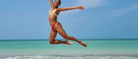 En la playa, camastros y toallas de playa