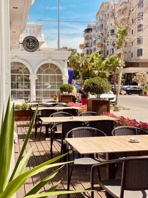 Outdoor dining - Bliss Boutique Hotel  (Durrës)