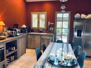 Private kitchen - Mas with swimming pool in an olive grove 3km from Uzès (Uzès)