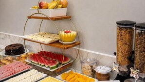 Un bufé con diversos alimentos y bebidas.