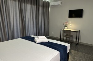 Escritorio, espacio para trabajar con laptop y wifi gratis 