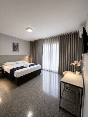 Habitación Deluxe doble, vistas a la ciudad | Escritorio, espacio para trabajar con un portátil, wifi gratis