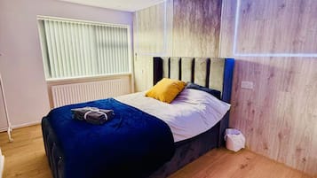 Iron/ironing board, WiFi, bed sheets