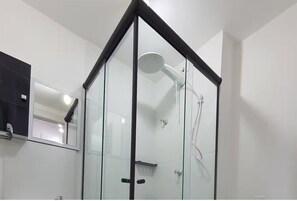 Haartrockner, Handtücher, Seife, Toilettenpapier