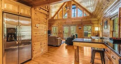 NEW CABIN! Pet Friendly-Private Lake & Beach-Grill-Creek