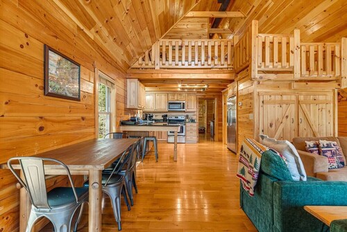 NEW CABIN! Pet Friendly-Private Lake & Beach-Grill-Creek