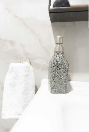 Deluxe Studio, Kitchenette | Bathroom