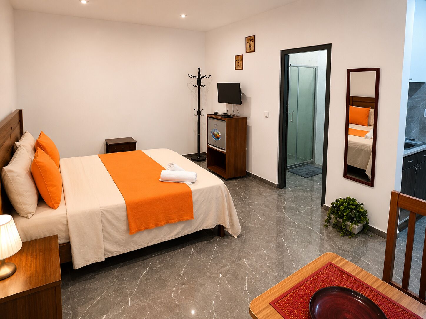 Deluxe Studio, Kitchenette | Bar mini, ruang kerja komputer riba, langsir/tirai gelap terus 