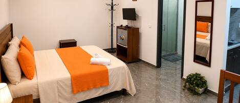 Minibar, espacio para trabajar con laptop y cortinas blackout