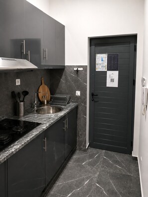 Deluxe Studio, Kitchenette | Private kitchen | Mini-fridge, microwave, stovetop, cookware/dishes/utensils