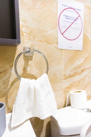 Appartement Deluxe, patio | Salle de bain | Serviettes fournies