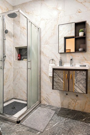 Estudio Deluxe, cocina básica | Baño | Toallas