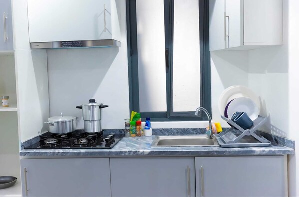 Deluxe appartement, terras | Privékeuken | Een minikoelkast, een microgolfoven, een kookplaat