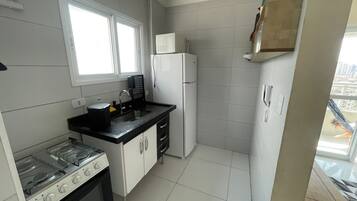 Apartemen Comfort, pemandangan laut terbatas | Dapur pribadi