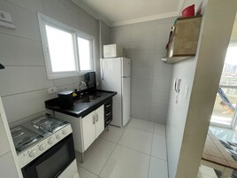 Apartamento conforto, vista parcial para o mar | Cozinha privada