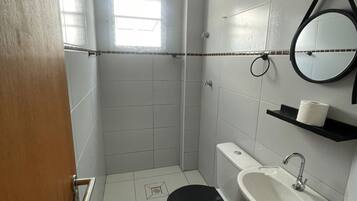 Apartemen Comfort, pemandangan laut terbatas | Kamar mandi