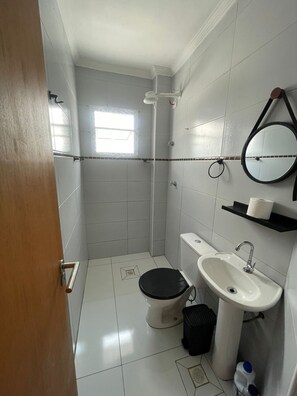 Apartemen Comfort, pemandangan laut terbatas | Kamar mandi