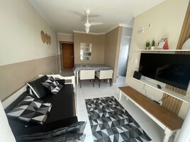 Apartamento conforto, vista parcial para o mar | Área de estar
