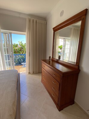 2 bedrooms, iron/ironing board, WiFi, bed sheets - Sunny 2 bedroom close to beach (Albufeira)