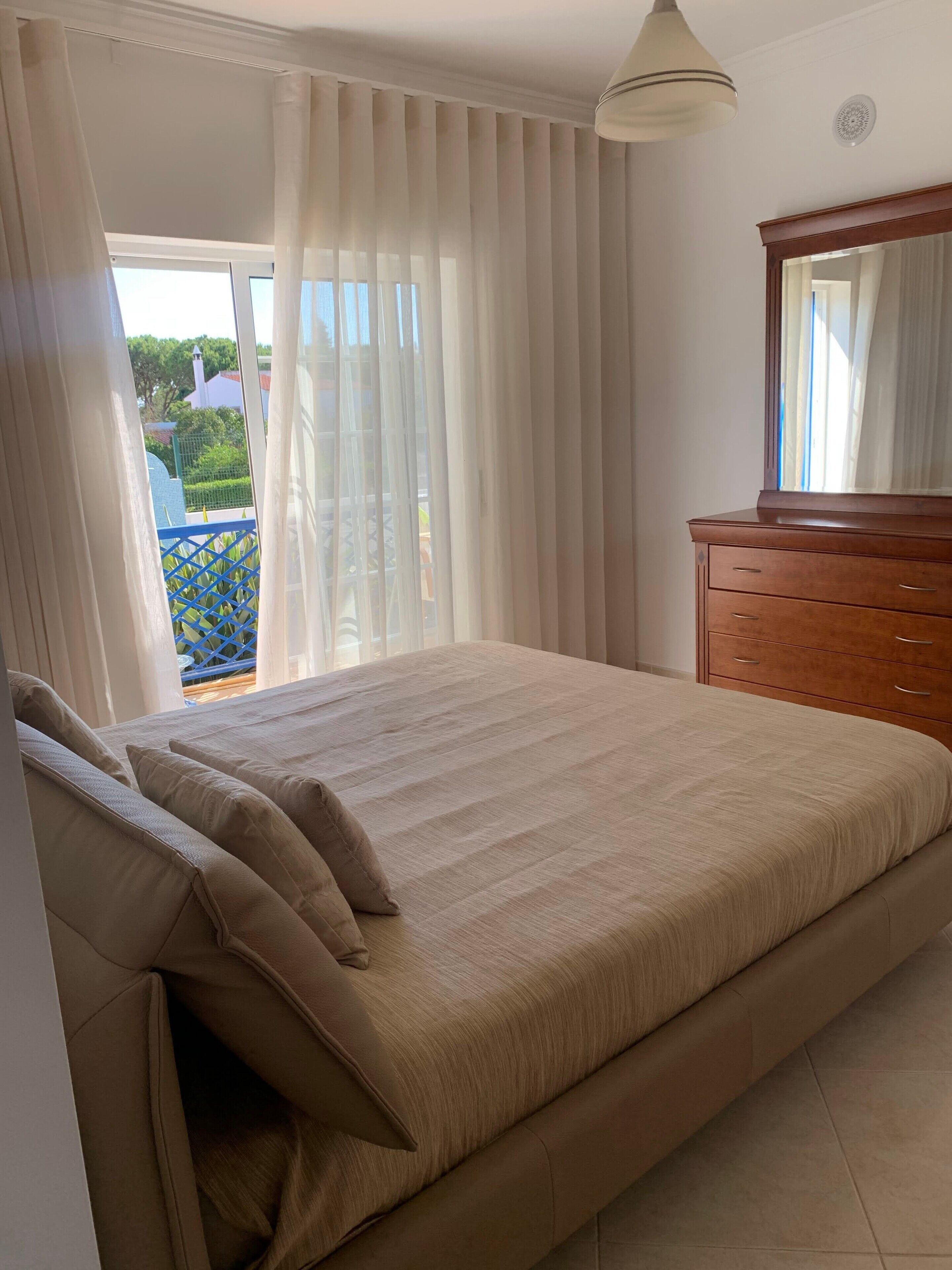 2 habitaciones, tabla de planchar con plancha, wifi y ropa de cama 