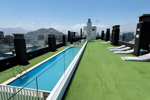A rooftop pool with a clear view of the cityscape and mountains in the distance. - Spacious apt. 3 bedrooms. Fully equipped downtown Stgo (Santiago)