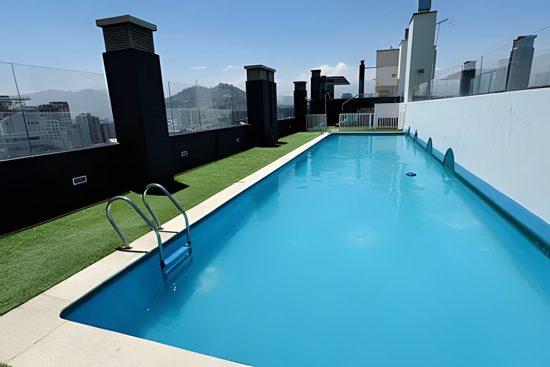 Ein Dachpool mit freiem Blick auf die Stadtlandschaft im Hintergrund.