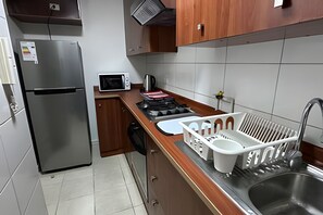 Frigorífic, microones, forn i utensilis de cuina, vaixella i coberteria 