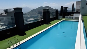 A rooftop swimming pool with a clear view of distant mountains. - Spacious apt. 2 bedr. Fully equipped downtown Stgo. (Santiago)