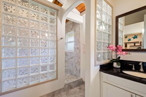 Shower, towels - Island Home with AC - Close to Beaches and Shops (Princeville)