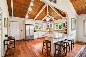 Fridge, microwave, oven, stovetop - Island Home with AC - Close to Beaches and Shops (Princeville)