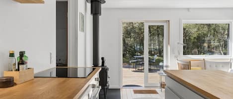 Fridge, dishwasher, cookware/dishes/utensils