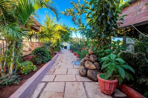Property grounds - Garden Cottage Mahabaleshwar (Mahabaleshwar)