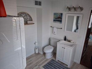 Bathroom - 3-bedroom updated house in charming Ashtabula minutes from Lake Erie. (Ashtabula)