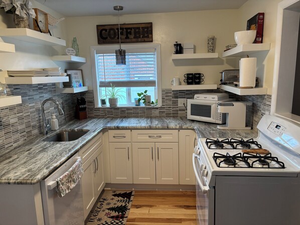 Private kitchen - 3-bedroom updated house in charming Ashtabula minutes from Lake Erie. (Ashtabula)