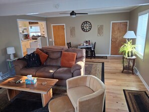 Living area - 3-bedroom updated house in charming Ashtabula minutes from Lake Erie. (Ashtabula)