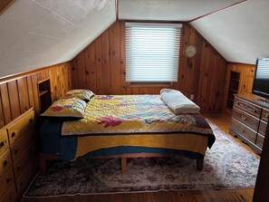 Room - 3-bedroom updated house in charming Ashtabula minutes from Lake Erie. (Ashtabula)