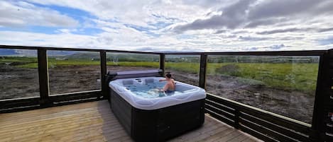 Chalet rustique, 2 chambres, patio | Baignoire à remous extérieure