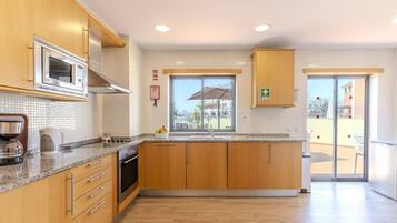Refrigerador, microondas, horno y parrilla de estufa