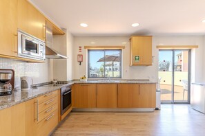 Fridge, microwave, oven, stovetop - #353 T2 Apartment Central Albufeira|Pool & Terrace (Albufeira)