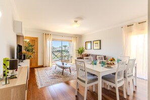 Dining - #353 T2 Apartment Central Albufeira|Pool & Terrace (Albufeira)