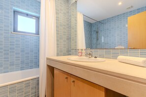 Regadera, secadora de cabello, bidet, toallas 