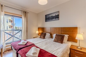 2 bedrooms, iron/ironing board, free WiFi, bed sheets - #353 T2 Apartment Central Albufeira|Pool & Terrace (Albufeira)